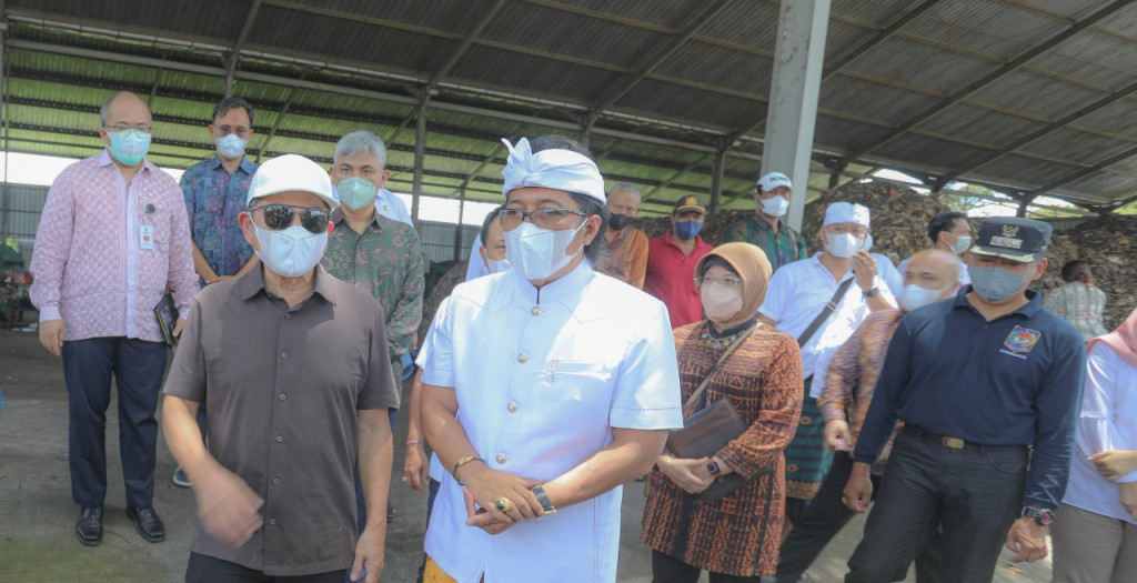 Bupati Giri Prasta Dampingi Menteri Suharso Monoarfa Tinjau TPST Mengwitani